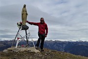 53 Alla Madonnina del Pizzo Baciamorti (2006 m)...col cielo rannuvolato e vento freddo 